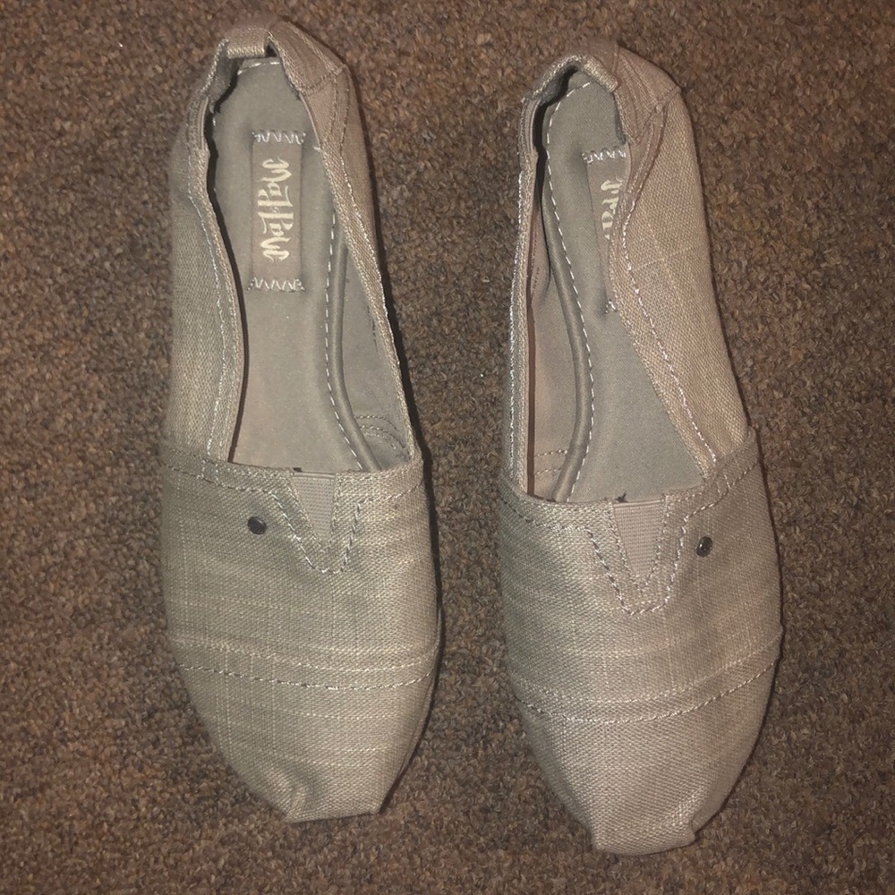 COPY - Nwot Matalic green mad love brand flats size8